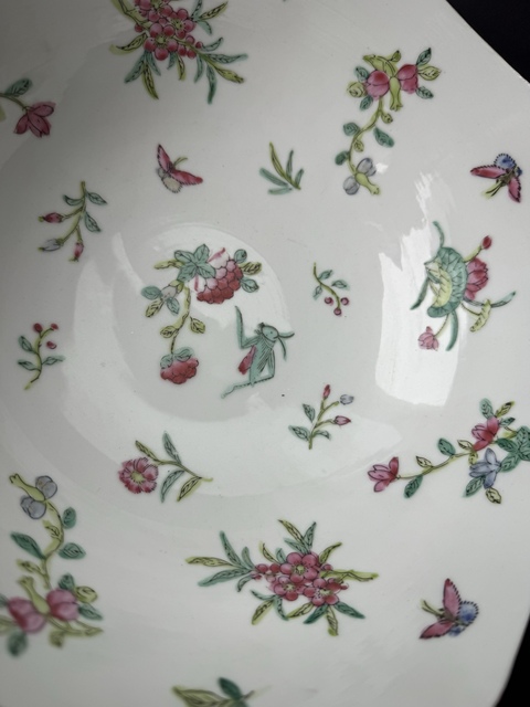 古玩陶瓷粉彩花卉紋碗真品鑒賞圖