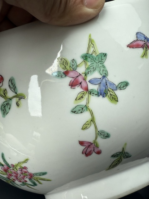古玩陶瓷粉彩花卉紋碗真品鑒賞圖
