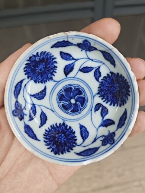 古玩陶瓷青花內(nèi)纏枝寶相花外折枝花卉紋小盤真品鑒賞圖