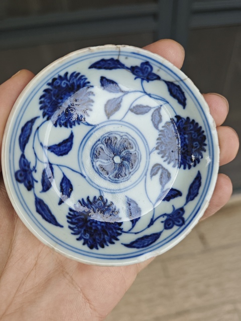 古玩陶瓷青花內(nèi)纏枝寶相花外折枝花卉紋小盤真品鑒賞圖