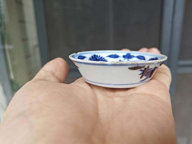 古玩陶瓷青花內(nèi)纏枝寶相花外折枝花卉紋小盤真品鑒賞圖