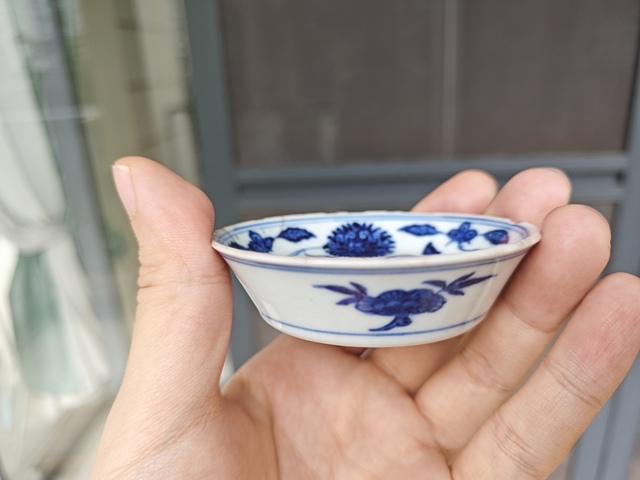 古玩陶瓷青花內(nèi)纏枝寶相花外折枝花卉紋小盤真品鑒賞圖