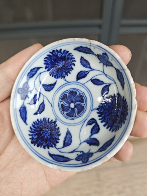 古玩陶瓷青花內(nèi)纏枝寶相花外折枝花卉紋小盤真品鑒賞圖