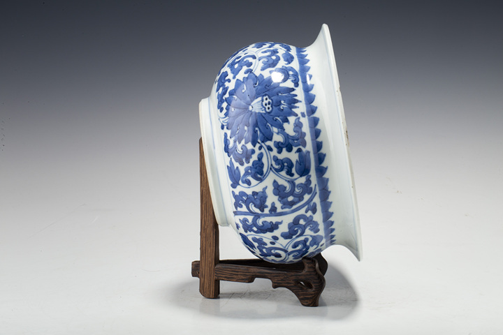 古玩陶瓷清康熙·青花纏枝蓮紋香爐
真品鑒賞圖