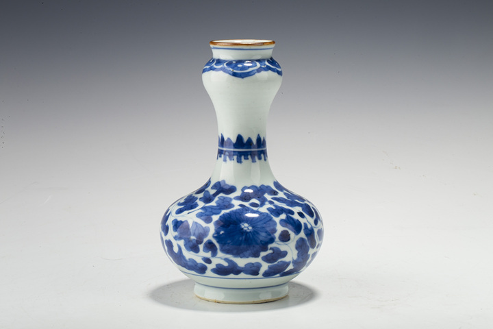 古玩陶瓷清康熙·青花纏枝花卉紋蒜頭瓶拍賣，當前價格2576元