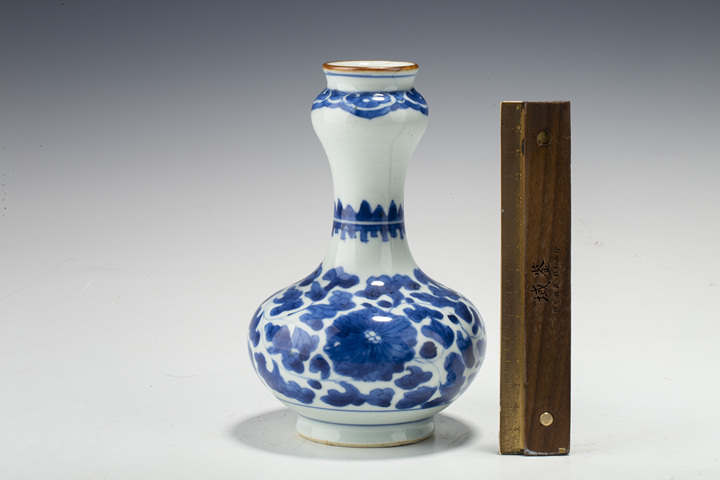古玩陶瓷清康熙·青花纏枝花卉紋蒜頭瓶拍賣，當前價格2576元