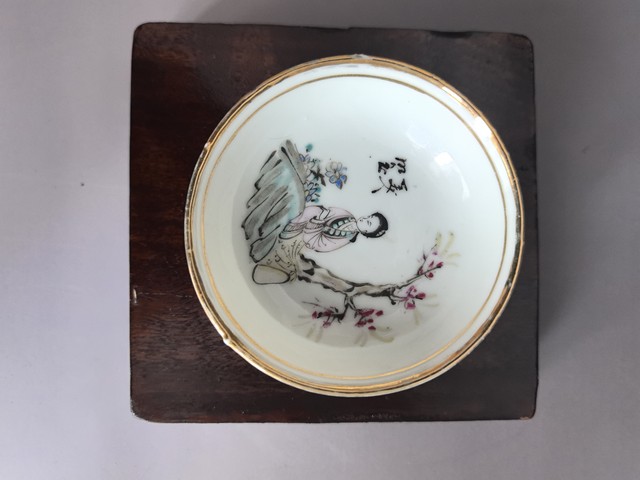 古玩陶瓷仕女紋粉彩盤真品鑒賞圖