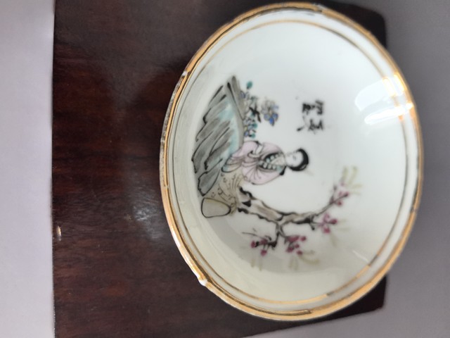 古玩陶瓷仕女紋粉彩盤真品鑒賞圖