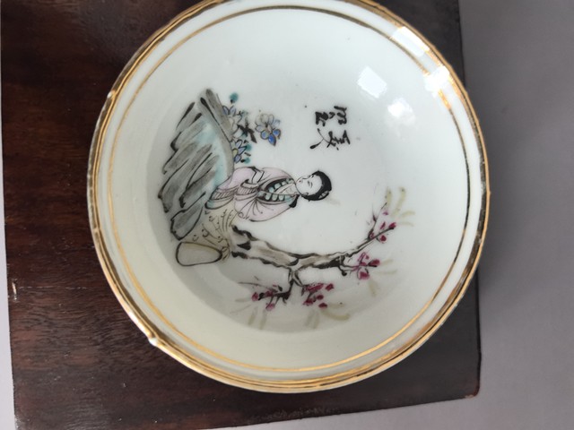 古玩陶瓷仕女紋粉彩盤真品鑒賞圖