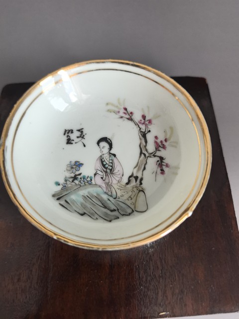 古玩陶瓷仕女紋粉彩盤真品鑒賞圖