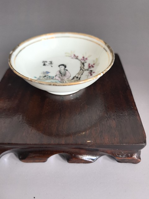 古玩陶瓷仕女紋粉彩盤真品鑒賞圖