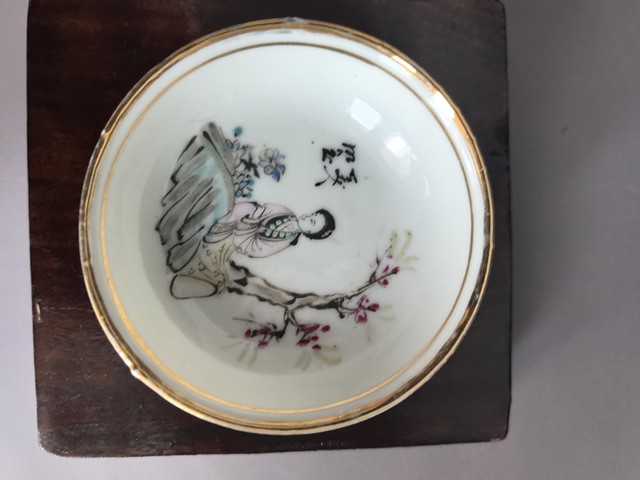 古玩陶瓷仕女紋粉彩盤真品鑒賞圖