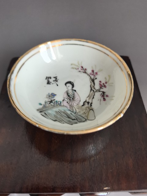 古玩陶瓷仕女紋粉彩盤真品鑒賞圖