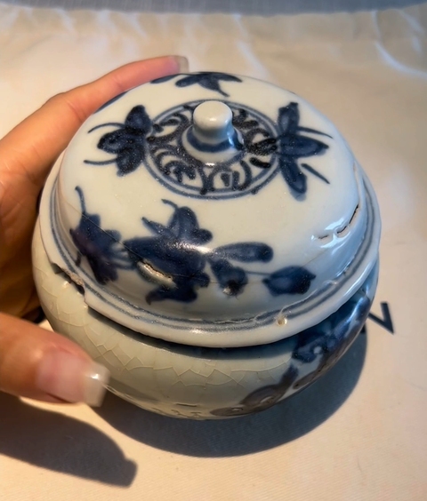 古玩陶瓷青花花卉紋蓋罐真品鑒賞圖