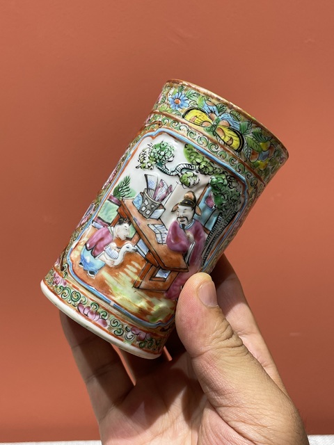 古玩陶瓷清代咸豐細路廣彩鏤空人物紋筆筒真品鑒賞圖