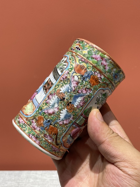 古玩陶瓷清代咸豐細路廣彩鏤空人物紋筆筒真品鑒賞圖