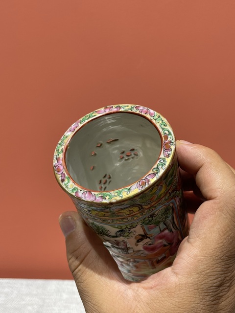 古玩陶瓷清代咸豐細路廣彩鏤空人物紋筆筒真品鑒賞圖