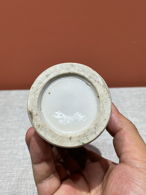 古玩陶瓷清代咸豐細路廣彩鏤空人物紋筆筒真品鑒賞圖