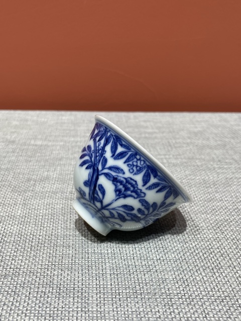 古玩陶瓷清代乾隆青花花卉紋杯真品鑒賞圖