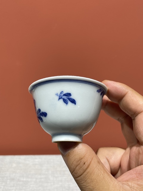古玩陶瓷清代乾隆青花花卉紋杯真品鑒賞圖