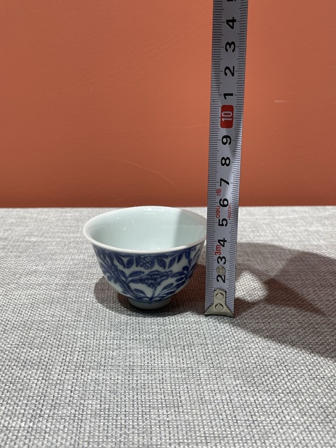 古玩陶瓷清代乾隆青花花卉紋杯真品鑒賞圖