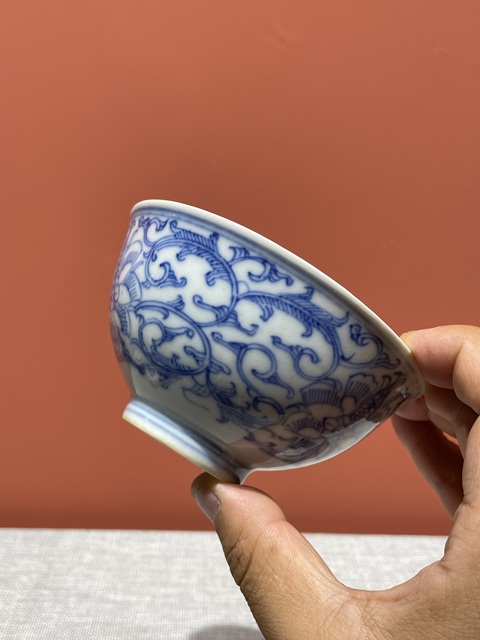 古玩陶瓷清代嘉慶青花纏枝蓮紋碗真品鑒賞圖