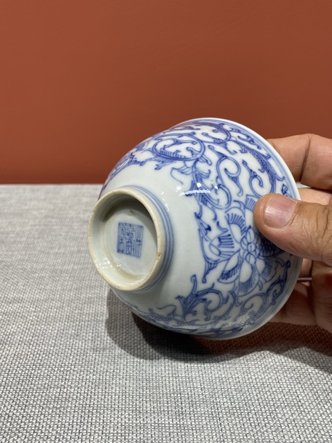 古玩陶瓷清代嘉慶青花纏枝蓮紋碗真品鑒賞圖