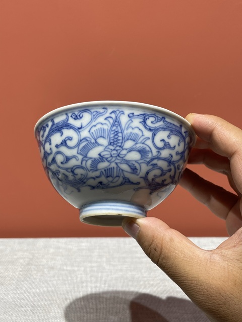 古玩陶瓷清代嘉慶青花纏枝蓮紋碗真品鑒賞圖