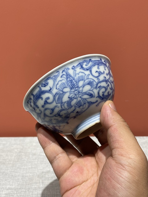 古玩陶瓷清代嘉慶青花纏枝蓮紋碗真品鑒賞圖