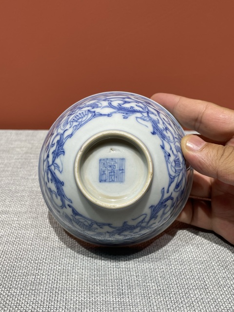 古玩陶瓷清代嘉慶青花纏枝蓮紋碗真品鑒賞圖