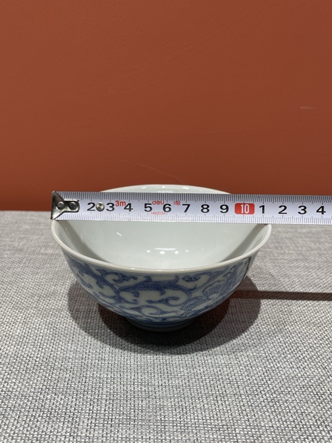 古玩陶瓷清代嘉慶青花纏枝蓮紋碗真品鑒賞圖