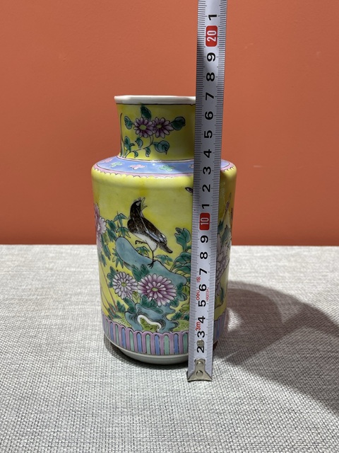 古玩陶瓷民國黃地五彩花鳥紋瓶拍賣,當(dāng)前價格8800元