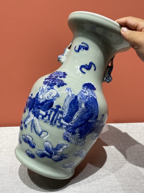 古玩陶瓷清代中期豆青青花夾白人物紋瓶拍賣,當(dāng)前價(jià)格12800元