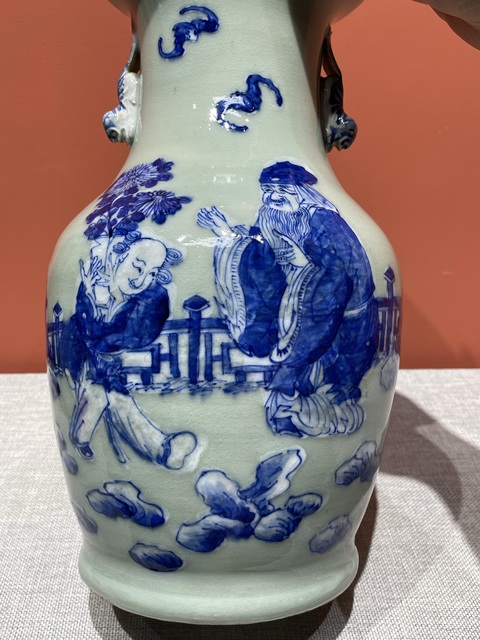 古玩陶瓷清代中期豆青青花夾白人物紋瓶拍賣,當(dāng)前價(jià)格12800元