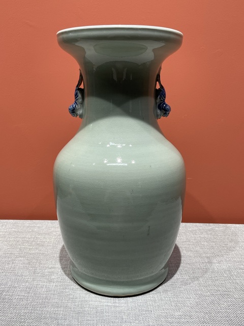 古玩陶瓷清代中期豆青青花夾白人物紋瓶拍賣,當(dāng)前價(jià)格12800元