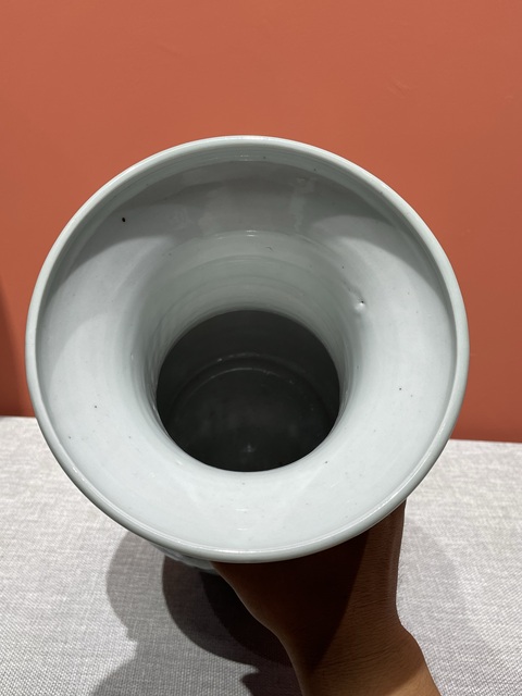 古玩陶瓷清代中期豆青青花夾白人物紋瓶拍賣,當(dāng)前價(jià)格12800元