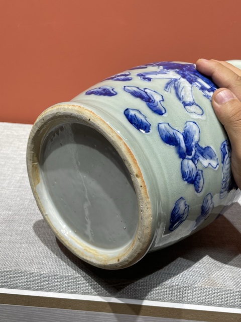 古玩陶瓷清代中期豆青青花夾白人物紋瓶拍賣,當(dāng)前價(jià)格12800元