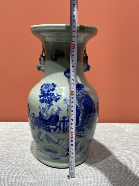 古玩陶瓷清代中期豆青青花夾白人物紋瓶拍賣,當(dāng)前價(jià)格12800元