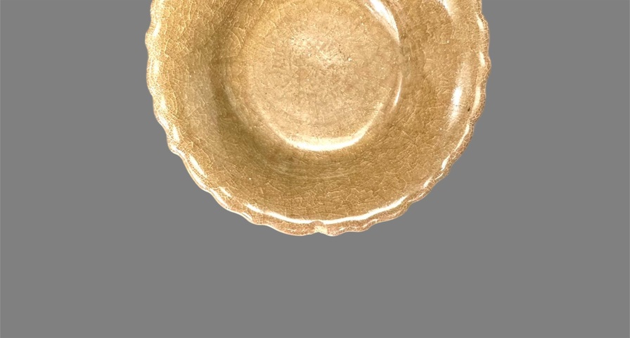 古玩陶瓷龍泉窯菱口碟真品鑒賞圖