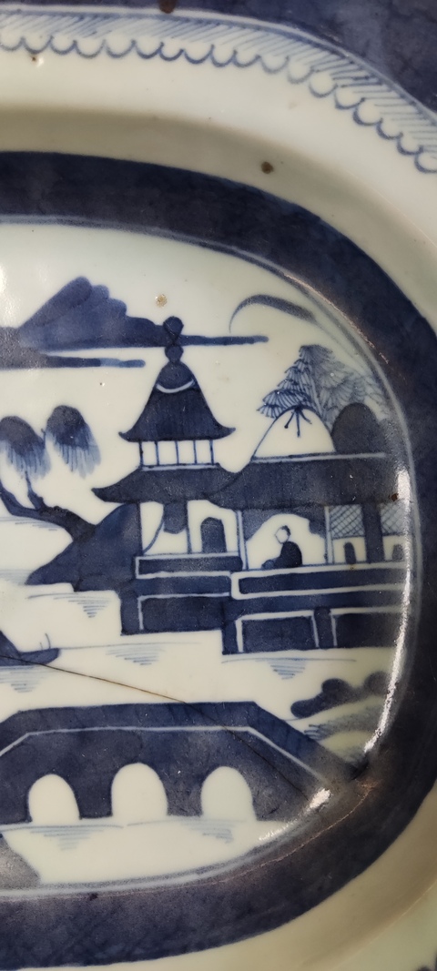古玩陶瓷樓臺亭閣山水紋青花盤真品鑒賞圖
