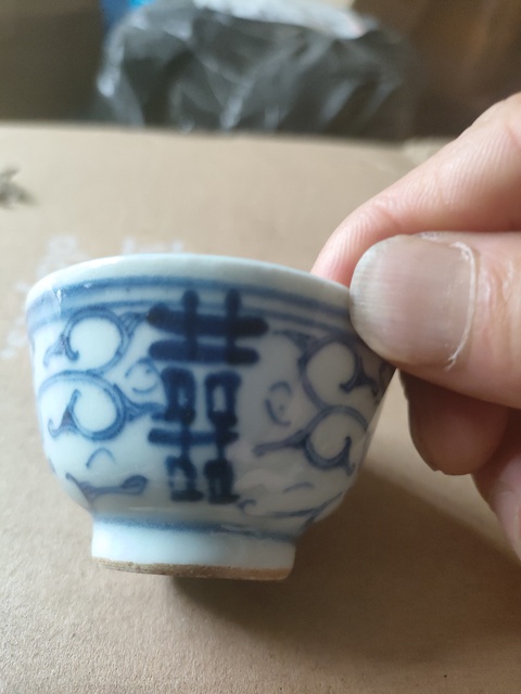 古玩陶瓷纏枝花囍字紋青花杯真品鑒賞圖