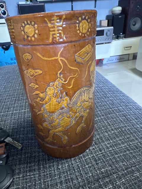 古玩陶瓷瑞獸紋黃釉筆筒真品鑒賞圖
