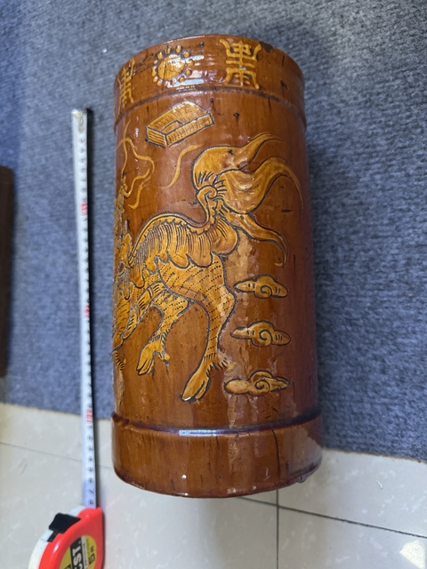 古玩陶瓷瑞獸紋黃釉筆筒真品鑒賞圖