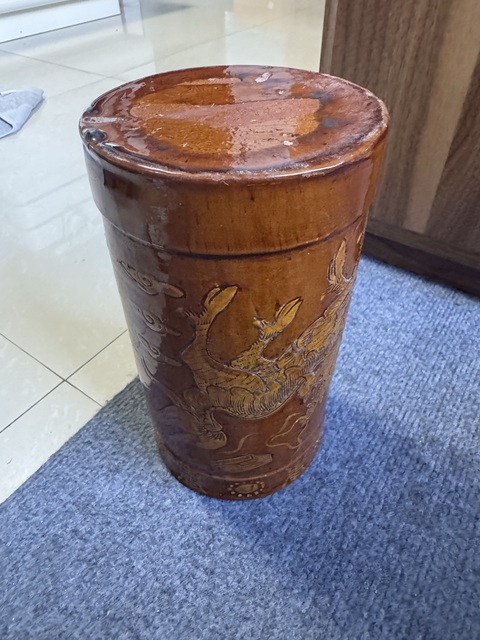 古玩陶瓷瑞獸紋黃釉筆筒真品鑒賞圖