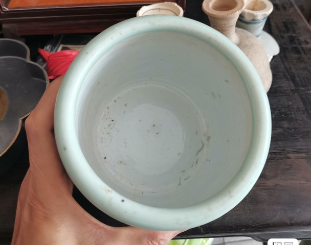 古玩陶瓷清中晚期青釉暗刻香爐真品鑒賞圖