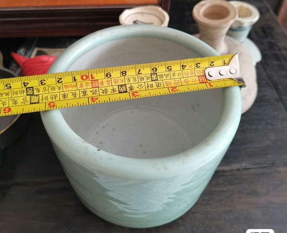 古玩陶瓷清中晚期青釉暗刻香爐真品鑒賞圖