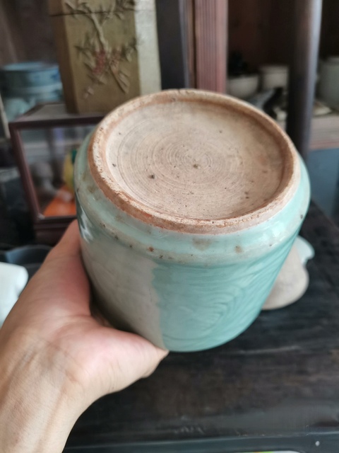 古玩陶瓷清中晚期青釉暗刻香爐真品鑒賞圖