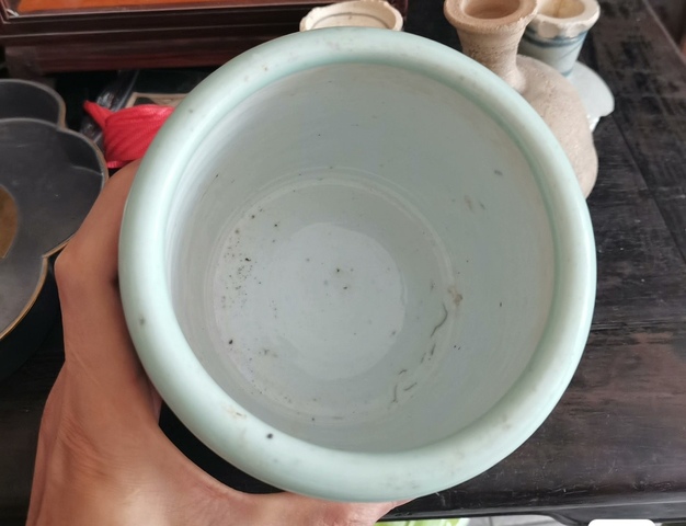 古玩陶瓷清中晚期青釉暗刻香爐真品鑒賞圖