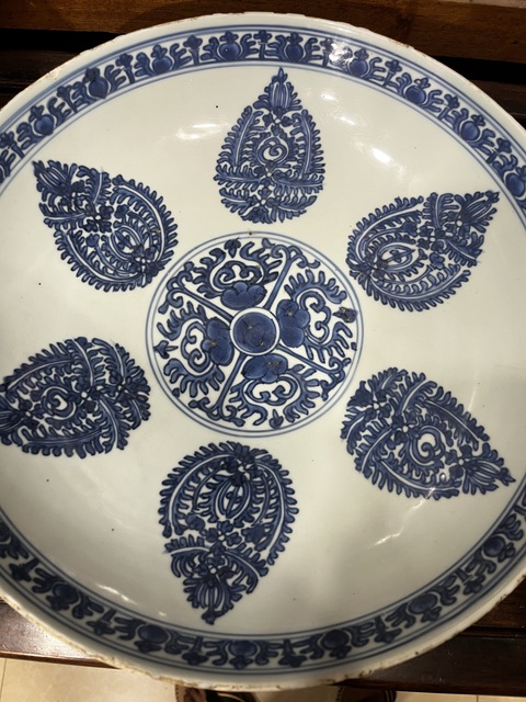 古玩陶瓷花卉紋青花雙圈足盤真品鑒賞圖