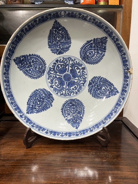 古玩陶瓷花卉紋青花雙圈足盤真品鑒賞圖